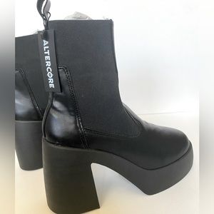 NWT Dolls Kill Women’s ankle Boots/block heel/ wedge boot/Size 8/FAST DELIVERY